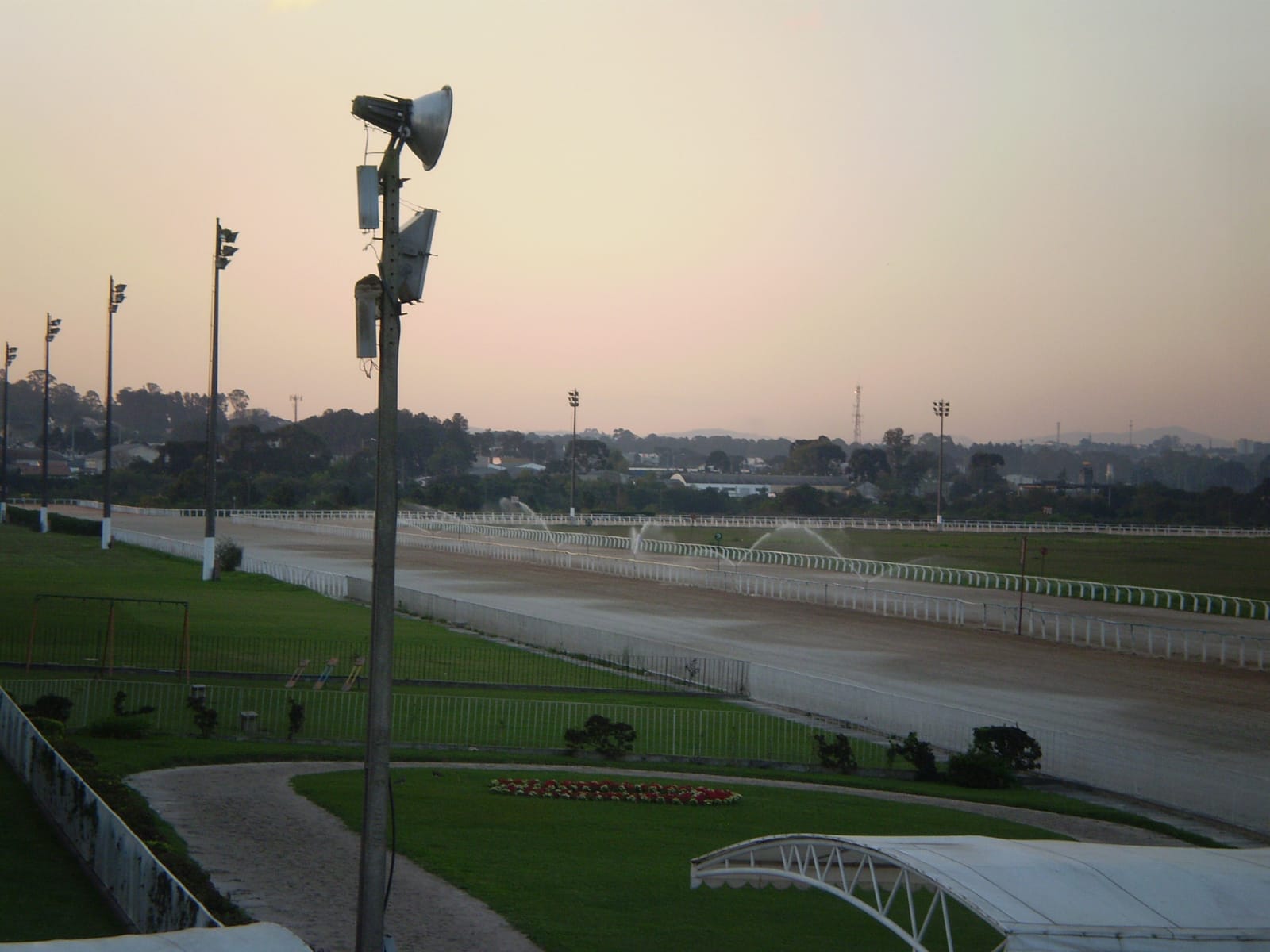 Pistas de areia e de grama do Hipódromo do Tarumã, em Curitiba, vistas das arquibancadas